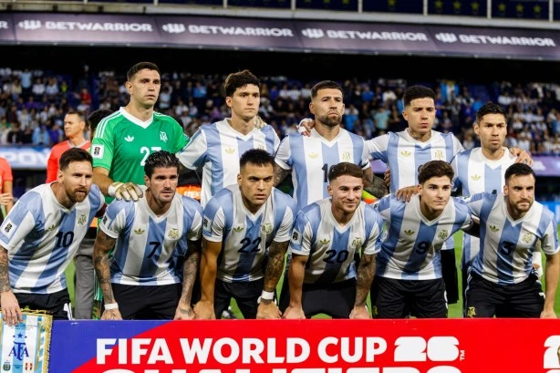 Jugadores de Argentina celebran una victoria ante Islandia en un partido de preparación rumbo al Mundial 2026.