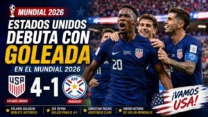 Jugadores de Estados Unidos celebran una contundente victoria por 4-1 sobre Paraguay en el Mundial 2026. Folarin Balogun lidera la celebración tras marcar un doblete histórico, mientras el marcador destaca el triunfo de EE. UU. en su debut mundialista ante una multitud en un estadio lleno.